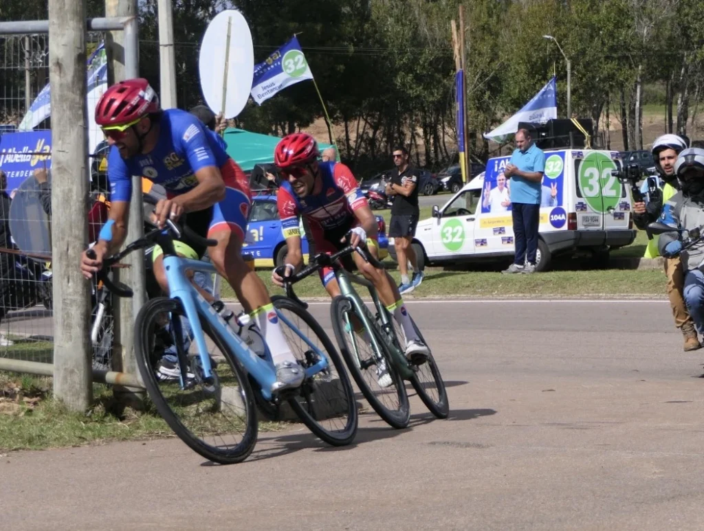 Agustín Alonso y Anderson Maldonado del Náutico Boca de Cufré en la novena etapa de la Vuelta Ciclista 2025.