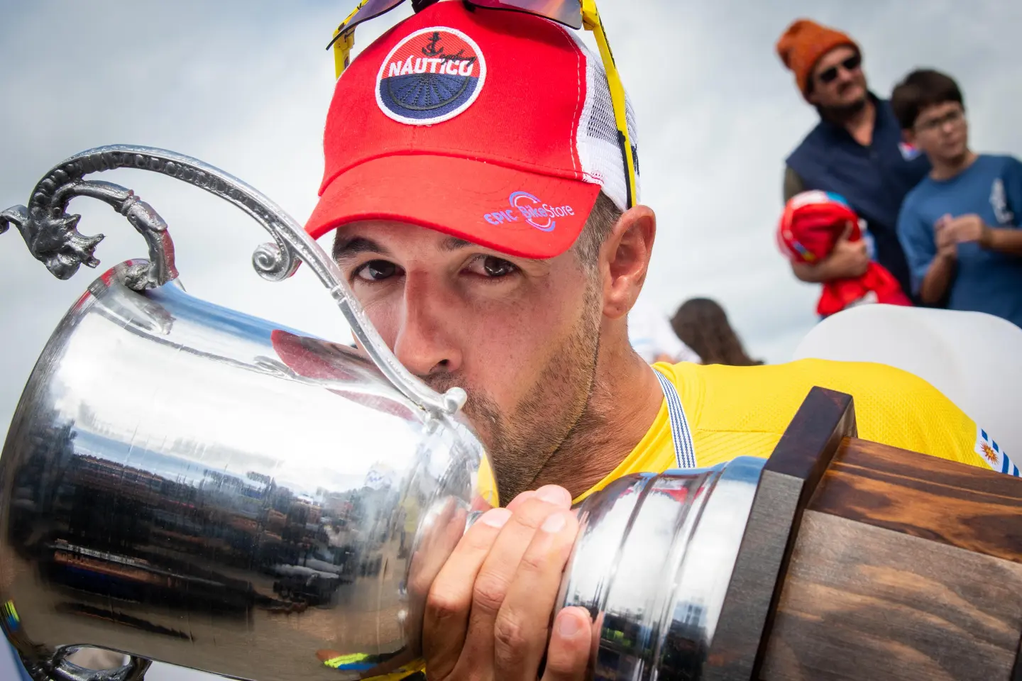 Anderson Maldonado besa el trofeo de la Vuelta Ciclista del Uruguay 2025.