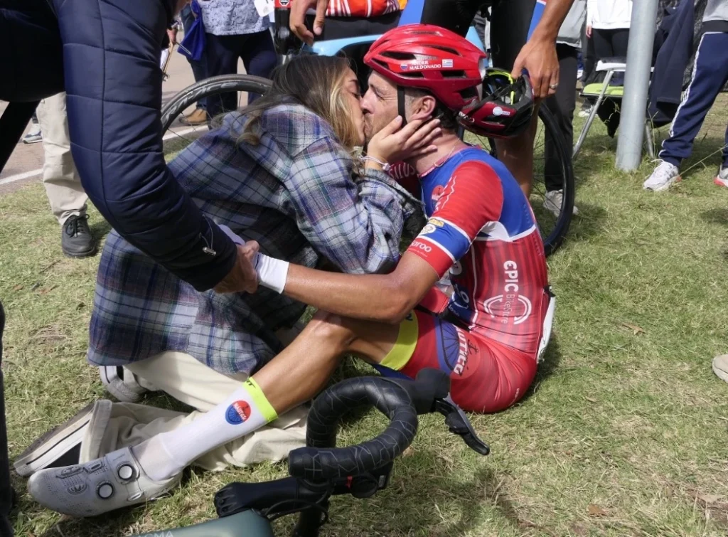 Anderson Maldonado junto a su pareja luego de ganar la novena etapa de la Vuelta Ciclista 2025. 