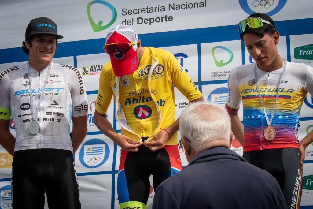 Anderson Maldonado, Vinícius Rangel y Francisco Peñuela en el podio de la Vuelta Ciclista del Uruguay 2025.