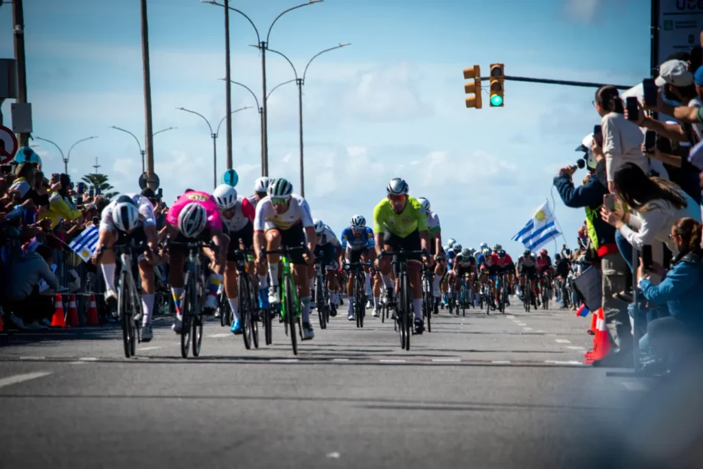 Leonel Rodríguez y Leángel Linarez en un sprint final de fotofinish por la última etapa de la Vuelta Ciclista 2025.