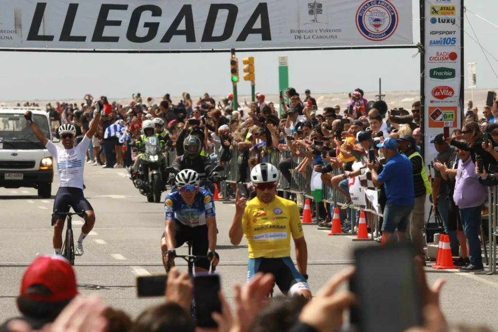Leonel Rodríguez, Sergio Fredes e Ignacio Maldonado en la llegada de la última etapa de Rutas de América 2025 en Montevideo.
