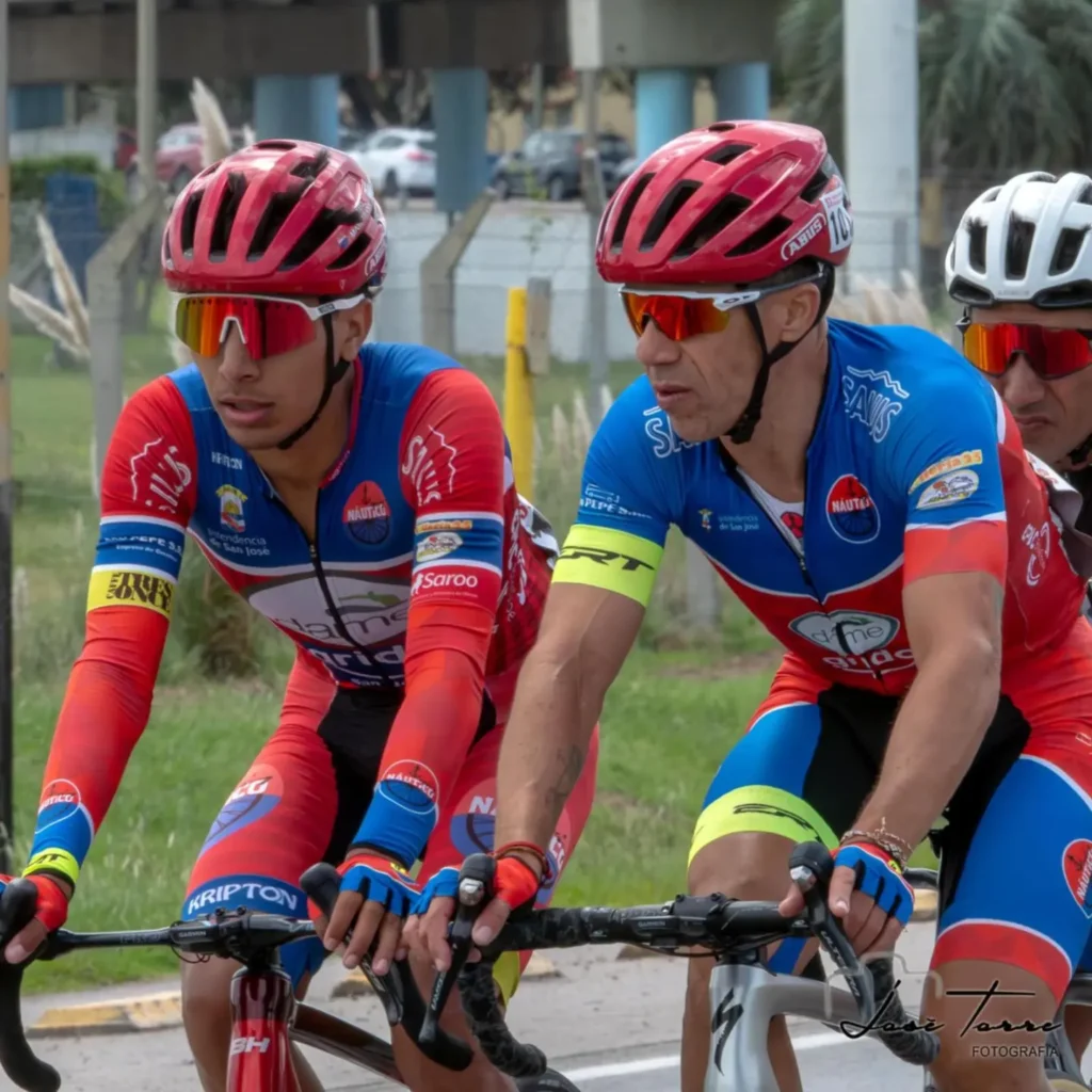 Mateo y Richard Mascarañas en la Vuelta Ciclista 2025 con el Náutico de Boca Cufré. 