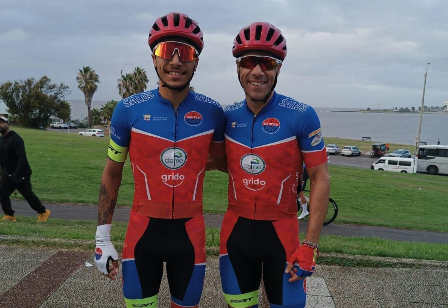 Mateo y Richard Mascarañas en la Vuelta Ciclista 2025 con el Náutico de Boca Cufré.