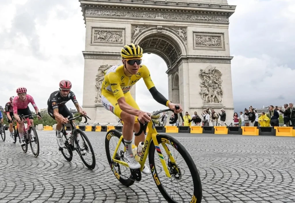 Tadej Pogacar con el maillot amarillo del Tour de Francia 2025 en el Arco del Triunfo (París).