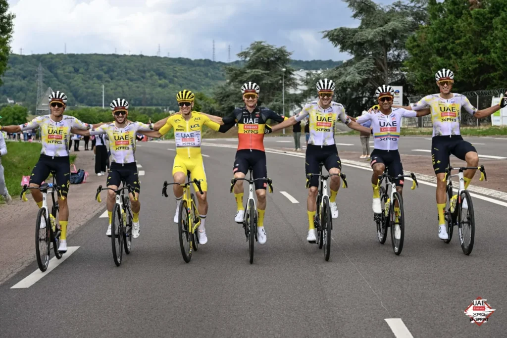 Tadej Pogacar y el UAE Team celebran el Tour de Francia 2025.