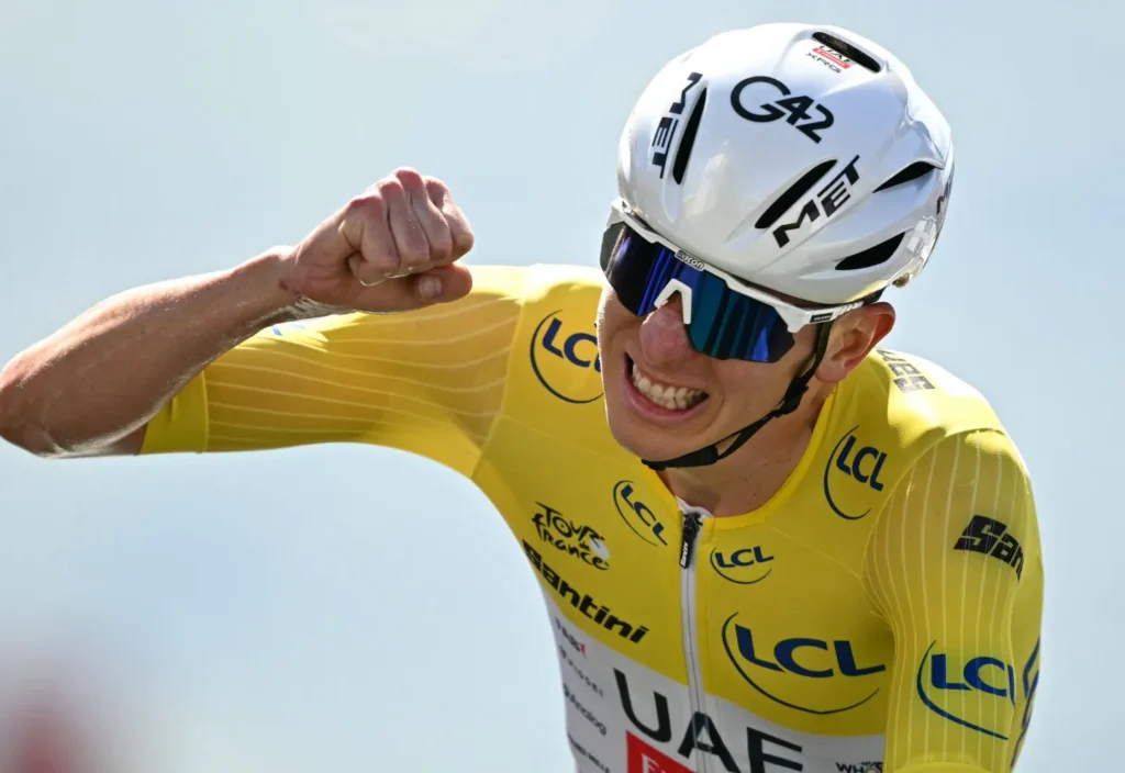 Victoria de etapa de Tadej Pogacar en el Tour de Francia 2025 con el maillot amarillo.
